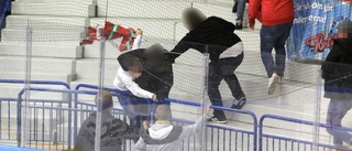 Hockeyfesten kom av sig – slagsmål på läktaren