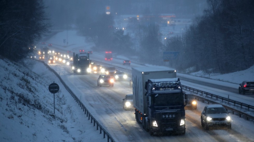 Det blev flera stopp i trafiken på grund av halka och snö längs med E20 i höjd med Lerum.