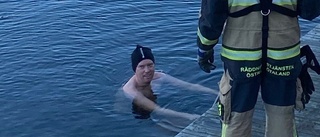 Här badar kommuntoppen i Strömmen för att samla in pengar: "Jag var oerhört nervös"