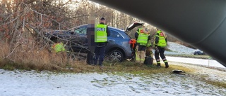 Bilist körde rakt in i rondell – en person drabbades