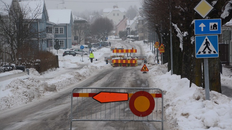 Östra Tullportsgatan är avstängd för trafik på grund av en läcka i fjärrvärmenätet. Hur länge är fortfarande ovisst. 