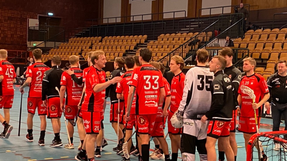 Solfjäderstaden säkrade i princip kontraktet efter segern över Vimmerby. Här gratulerar spelarna varandra efter matchen.