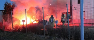 Bil totalförstördes i brand