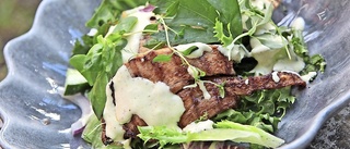 Sallad med grillad kyckling och senapsdressing