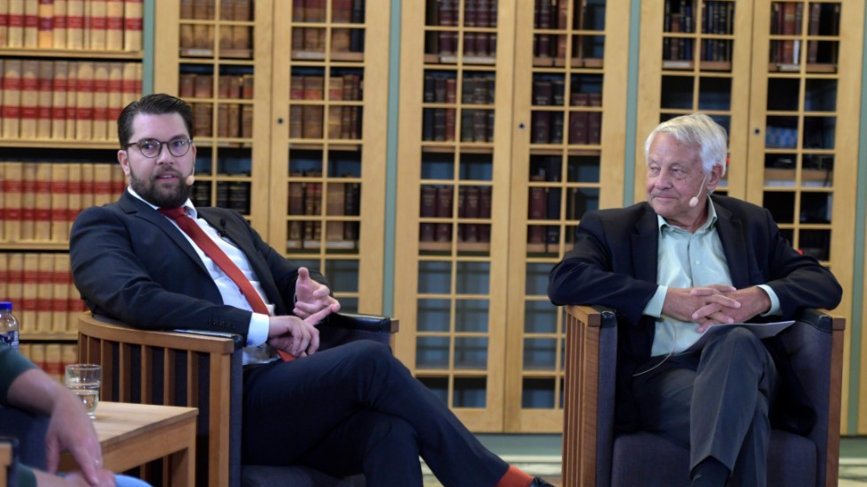 Jimmie Åkesson (SD), till vänster, och Bengt Westerberg, till höger, under ett samtal om läsning på riksdagsbiblioteket. Arkivbild.