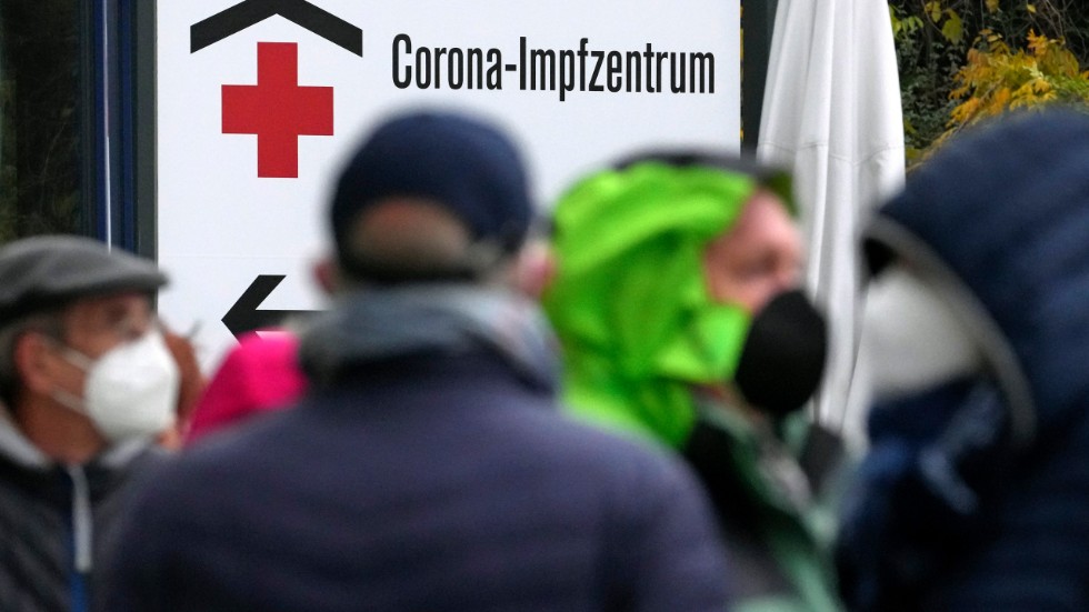 Tyskar köar utanför ett vaccinationscenter i Berlin i måndags. Smittokurvorna pekar rakt upp här liksom i flera andra europeiska länder.