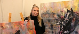 Malin från Hultsfred har blivit professionell konstnär • Ställer ut på hemmaplan – tillsammans med fotograf
