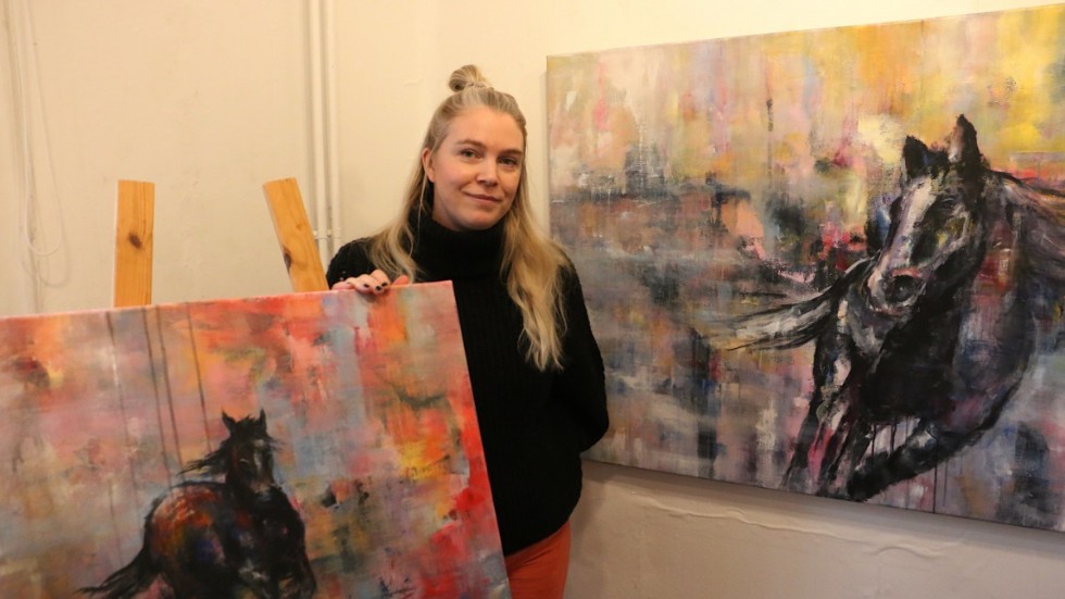 Malin Hjalmarsson har tagit steget fullt ut och satsar helhjärtat på sin konst. För det belönas hon med Vänsterpartiets kulturstipendium.