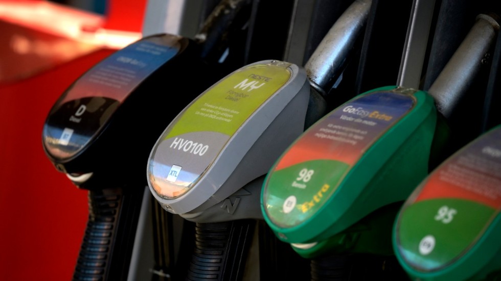Sverige har världens högsta pris på diesel och bland världens högsta priser på bensin, skriver Moderaterna.