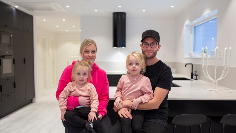 Amanda Karlsson och Oliver Gunnarsson har nu bott i sitt nya hus i snart tre månader. Till familjen hör även barnen Lia, snart 2 år och Mila, 3,5 år.