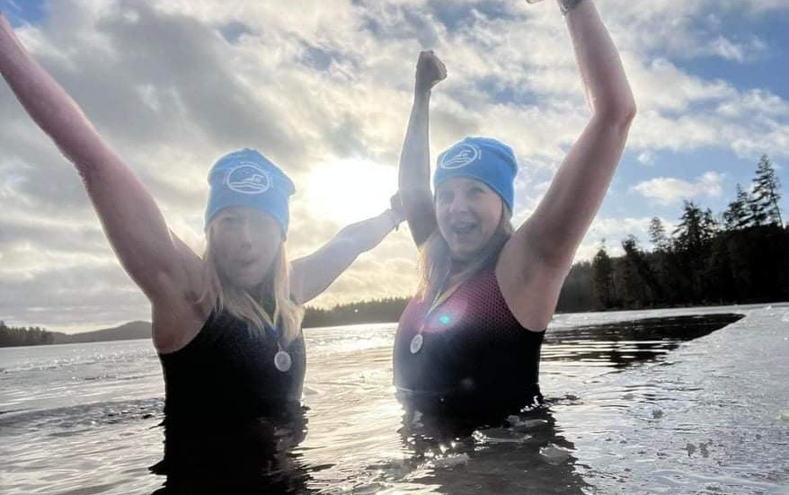 Evelina Larsdotter och Ingela Jonsson är så glada efter att ha kommit tvåa respektive trea i sina klasser på Hellasgården i Stockholm, där öppna mästerskapen gick i helgen.