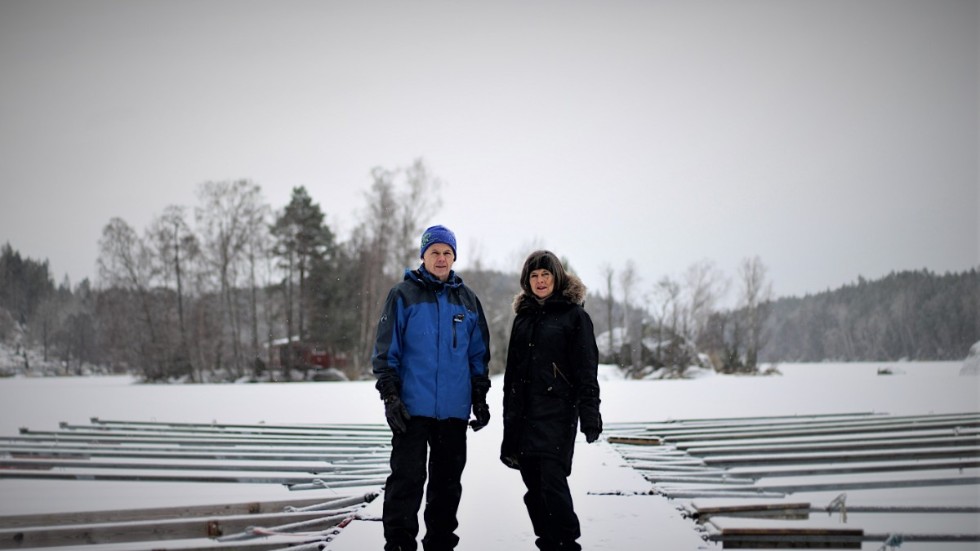 Trots livslång erfarenhet av att befinna sig till sjöss, och på is, gick syskonen Lindersjö igenom isen på sjön Åländern för två veckor sedan. Nu vill de varna andra.