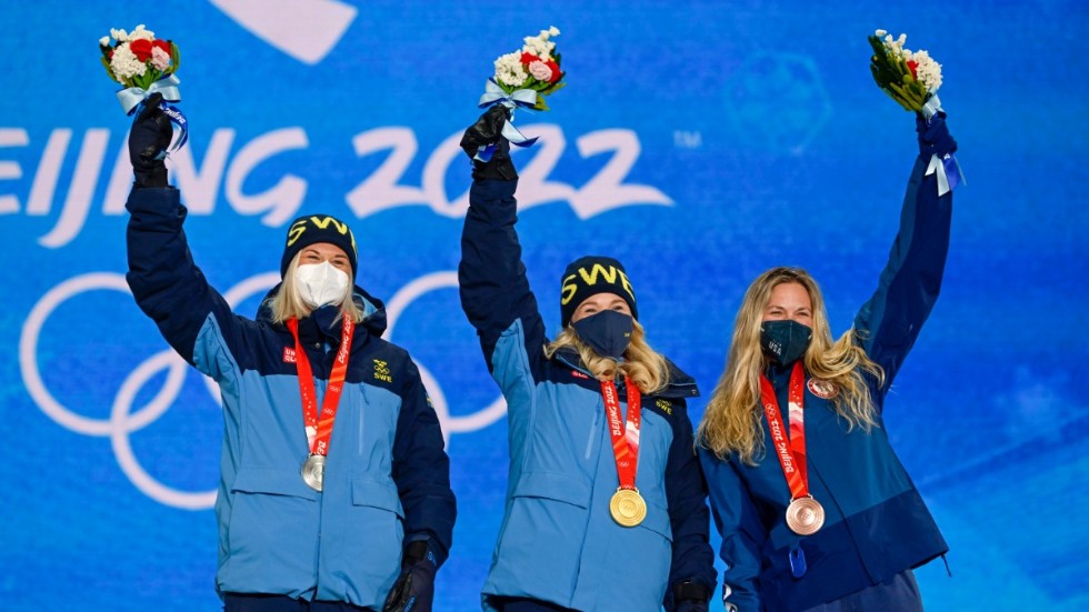 Maja Dahlqvist, Jonna Sundling och Jessie Diggins, USA poserar med sina medaljer.