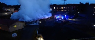 Bilar totalförstörda i kraftig brand i Umeå