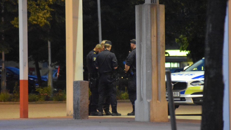 Flera polispatruller var på plats i Skäggetorp efter misshandeln.