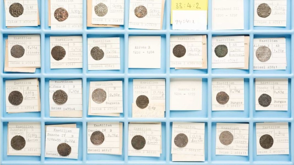 Mynten på kabinettet sorteras efter geografiskt präglingsområde, kronologisk präglingstid och myntherrar. Bild från polisens utredning mot 48-åringen.