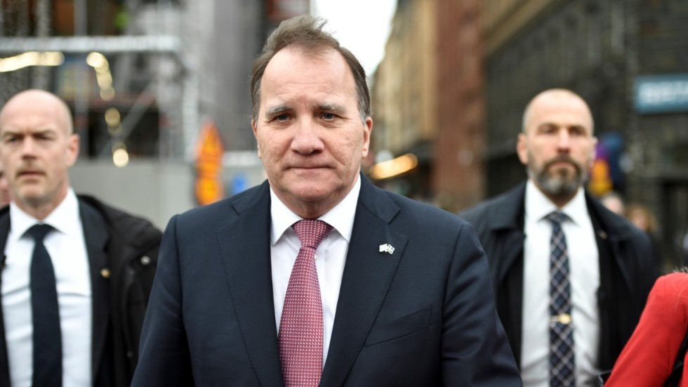 Statsminister Stefan Löfven (S) på väg till talmannen för att lämna in sin avskedsansökan. Bilden togs den 10 november i år.