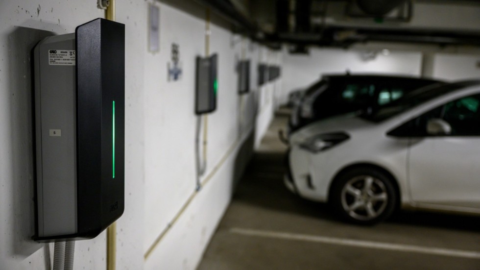 En elbil vars batteri fylls på medan Sverige förbränner olja i för att det inte blåser tillräckligt mycket kan knappas räknas som ett hållbart alternativ, enligt debattörerna.

