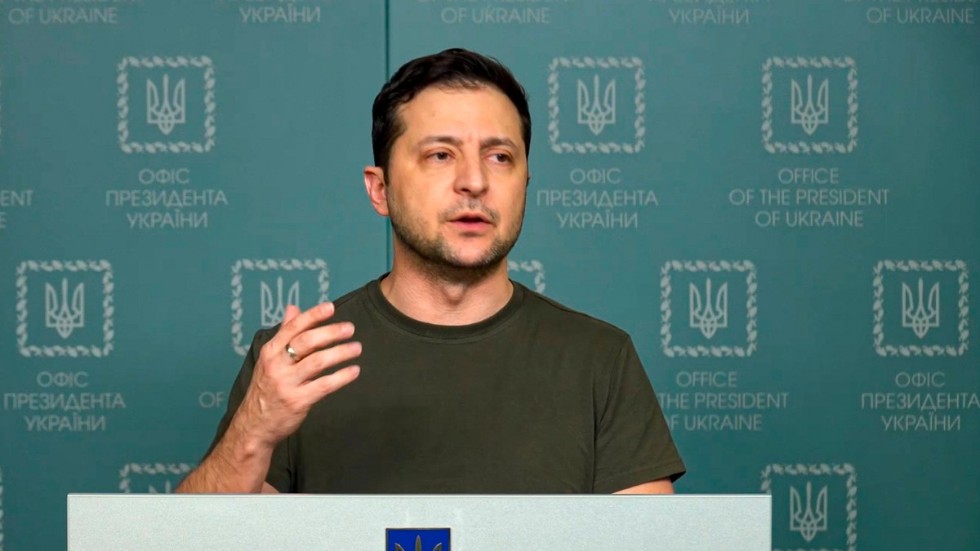 Ukrainas president Volodymyr Zelenskyj uppmanar omvärlden att stänga hamnar och flygplatser för Ryssland. Bild från ett tidigare tal som publicerades på Facebook i söndags.