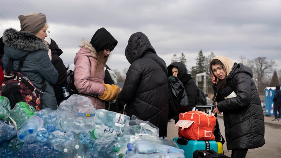 Det är brådskande att Eskilstuna öppnar flyktingförläggningarna igen för att på bästa sätt kunna ta emot, välkomna och hjälpa flyktingarna som nu är på väg hit, skriver Anna-Karin Adèrn.
Bilden: Flyktingar från kriget i Ukraina korsade på måndagen gränsen till Polen vid gränsövergången Medyka. 