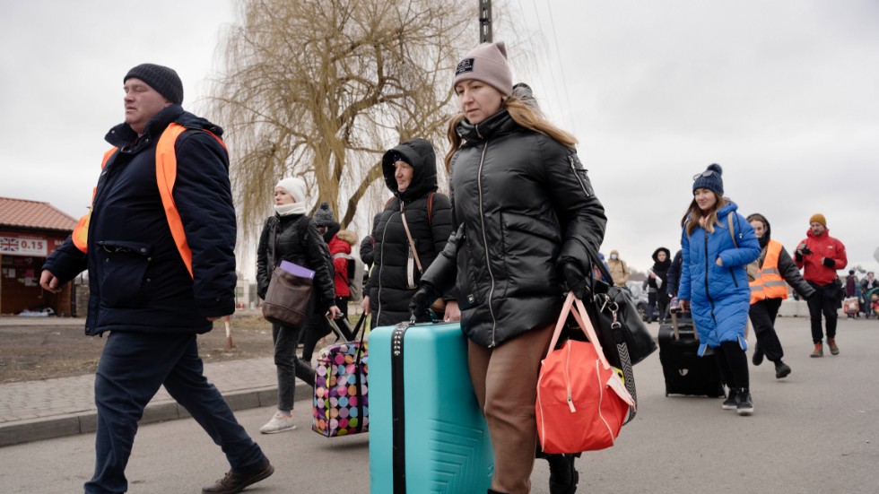 Familjer från Ukraina flyr kriget vid gränsen till Polen. "Det finns dessvärre tydliga tecken på att vi återigen ser en regering som inte förmår att planera för ett scenario där betydligt fler söker sig till Sverige och därför saknar en handlingsplan för hur detta ska hanteras", menar debattörerna.
