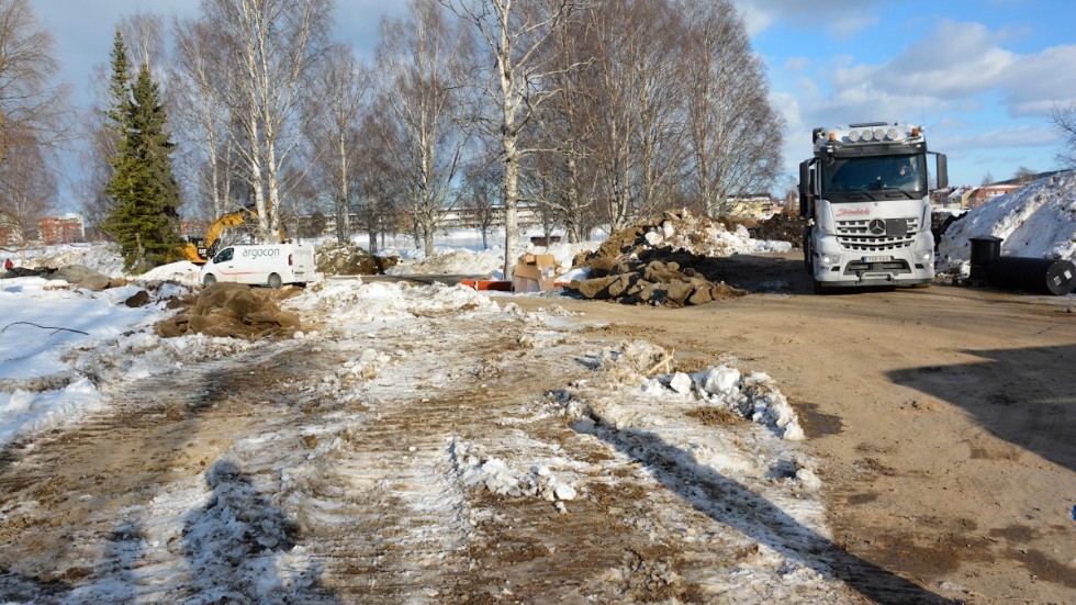 Just nu är det en mindre arbetsplats på Kvarnängen när man håller på att gräva upp jordmassor som sedan ska forslas bort.