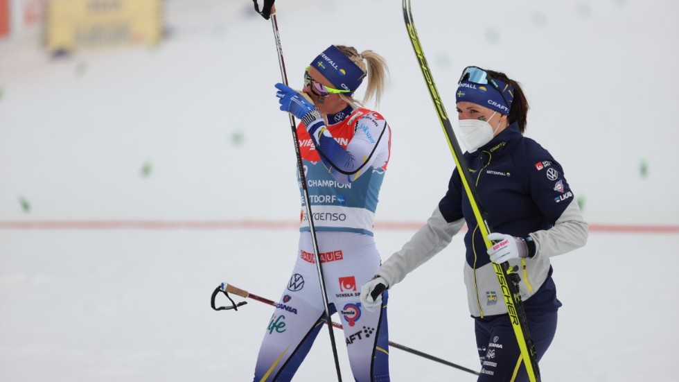 Frida Karlsson och Charlotte Kalla åkte på dåliga skidor i stafetten. Efter fiaskot gav Karlsson vallachefen Petter Myhlback en kram.