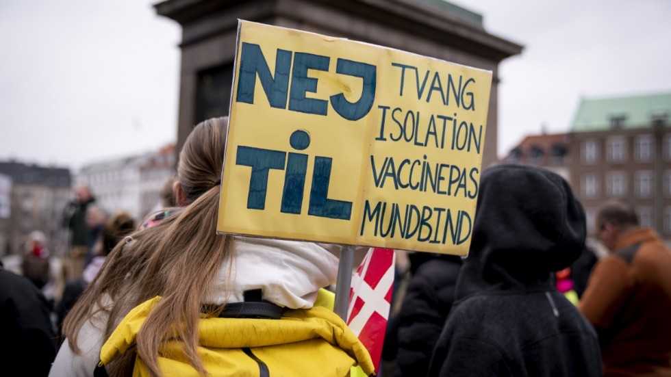 Bild från demonstration mot den danska epidemilagen i Köpenhamn den 23 februari. Arkivbild.