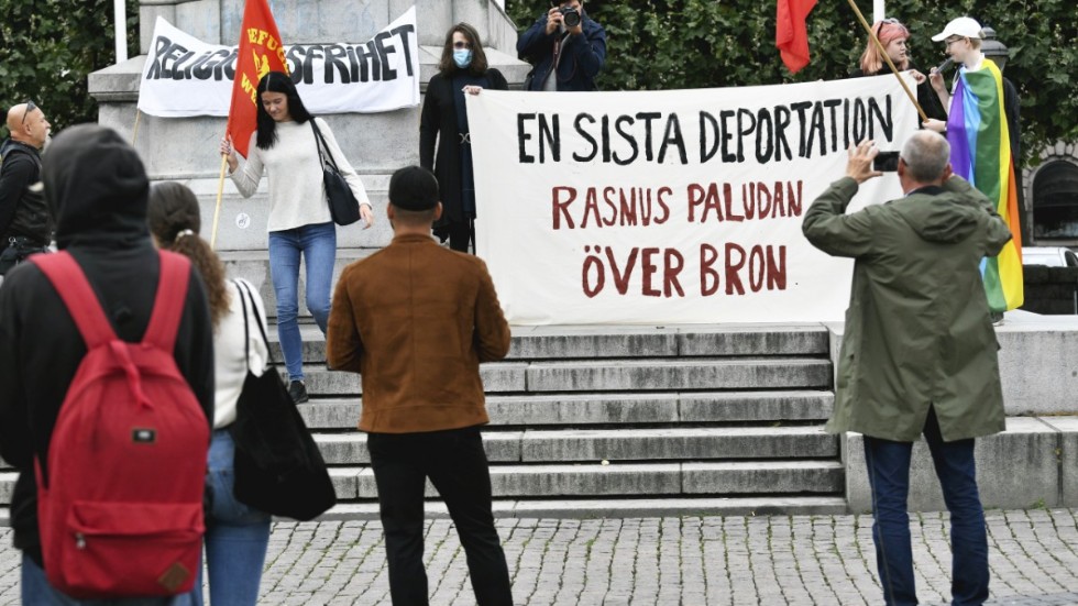 Några motdemonstranter på Stortorget i Malmö timmarna innan förvaltningsrätten lämnade sitt besked på fredagen.