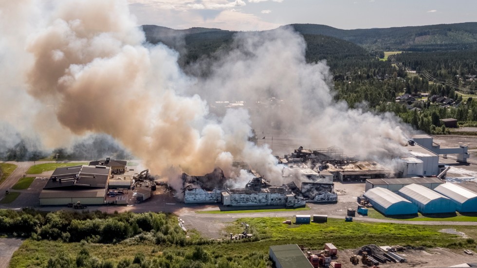 Polarbröds fabrik i Älvsbyn har totalförstörts i en brand som startade natten till i måndags.