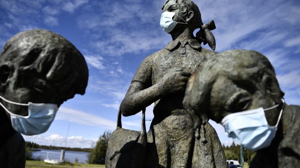 En staty i gränsstaden Haparanda har försetts med ansiktsmask – en symbol för den smittspridning som gjort att gränsen tidvis varit stängd. 