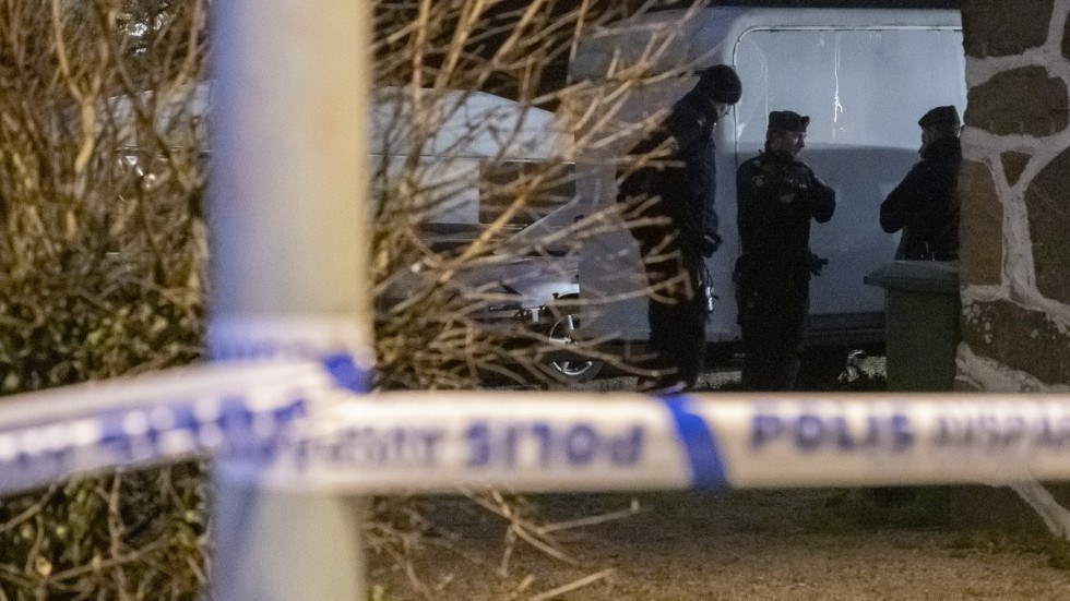 Polis och avspärrningar vid en fastighet i Åstorp efter att en person har hittats död.
