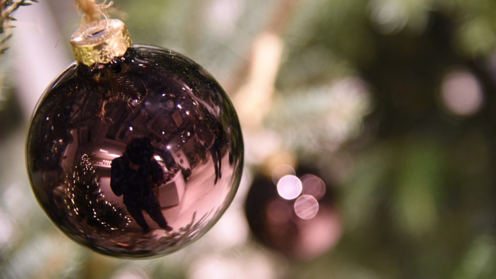 "Jag skulle kunna hänga julgranskulorna i en gran i år. Eller så kan jag fortsätta hänga dom i gardinstången.", skriver krönikören.