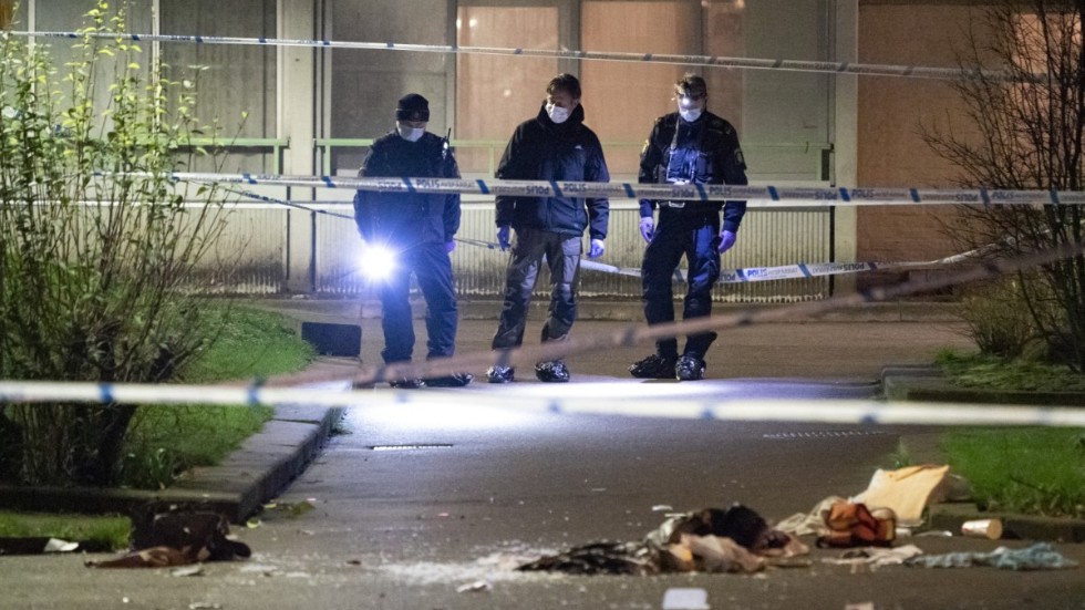 Polisens kriminaltekniker på plats efter att en person har förts till sjukhus efter en skottlossning i Malmö i torsdags. Nu har en 15-åring häktats som misstänkt för mordförsök. Arkivbild.