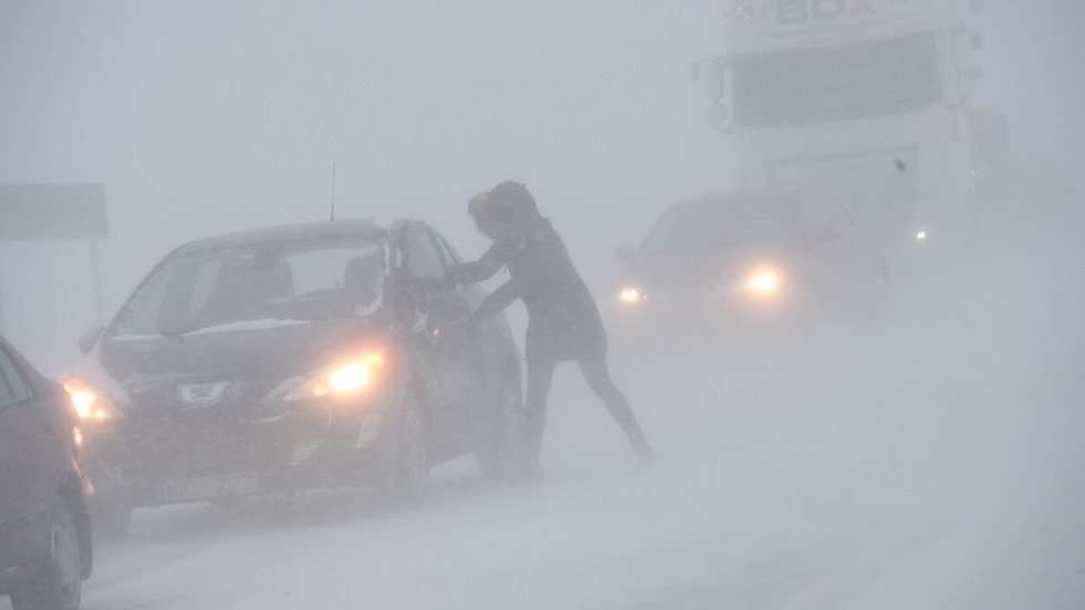 Ovädret som nu drar in över Sverige skapar problem i trafiken. Arkivbild.