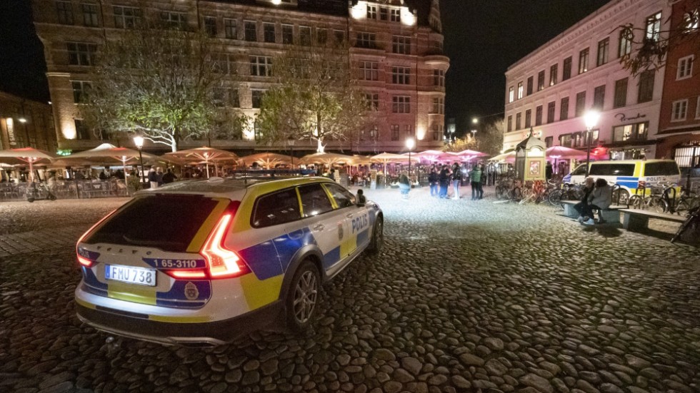 Några polispatruller på Lilla torg i Malmö strax innan klockan 22 då krogar och barer börjat stänga på fredagskvällen. Natten i Malmö blev ovanligt lugn.