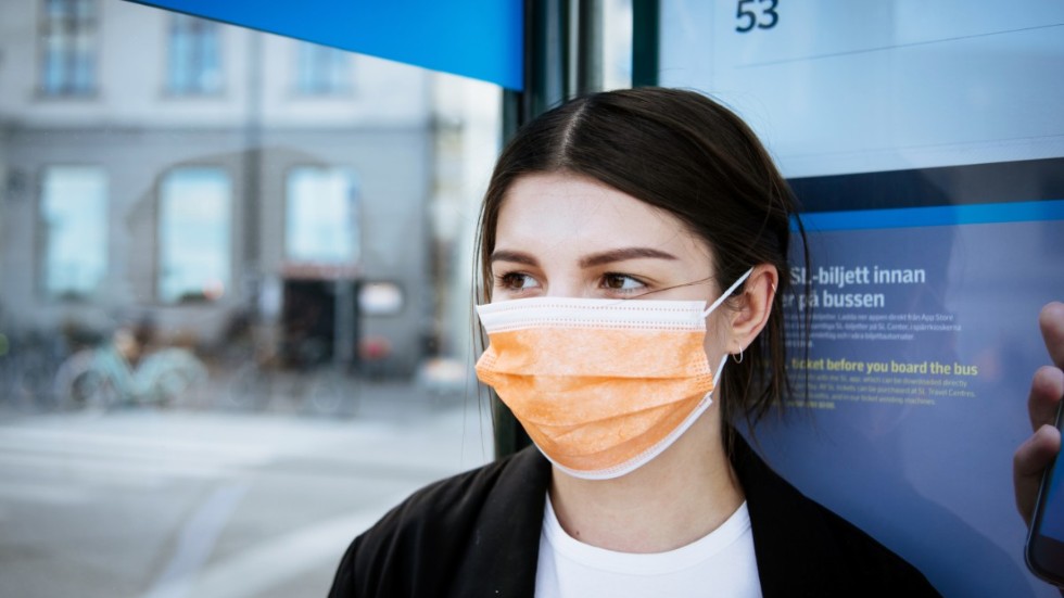  Om resonemanget att bära munskydd är receptet för att stoppa smittan så borde ju inte smittan öka, eftersom "en hel värld" bär munskydd. Eller? Skriver insändarskribenten.