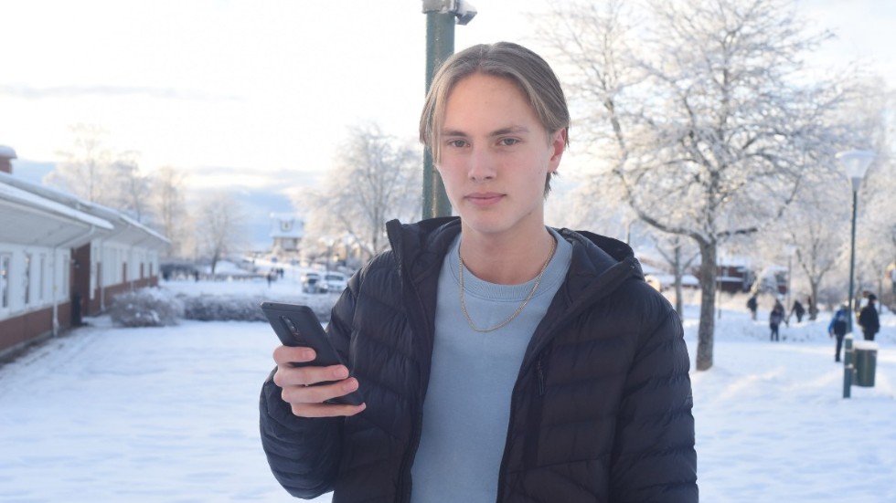 Erik Jigsved är elevrådets ordförande på Vimarskolans högstadium. "Jag ser verkligen inte mobiltelefonerna som ett problem i skolmiljön", säger han.
