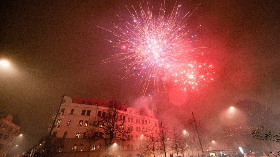 Traditionsenligt nyårsfirande med raketskjutning på både höjden och tvären på Möllevångstorget i Malmö vid tolvslaget.
