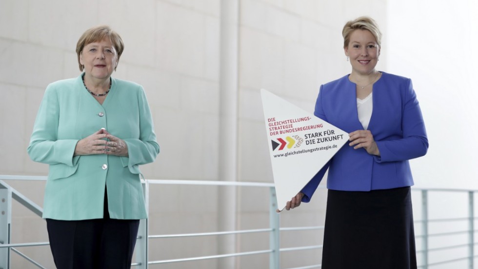 Förbundskansler Angela Merkel och familjeminister Franziska Giffey vid lanseringen av regeringens plan för ökad jämställdhet mellan könen. Arkivbild.