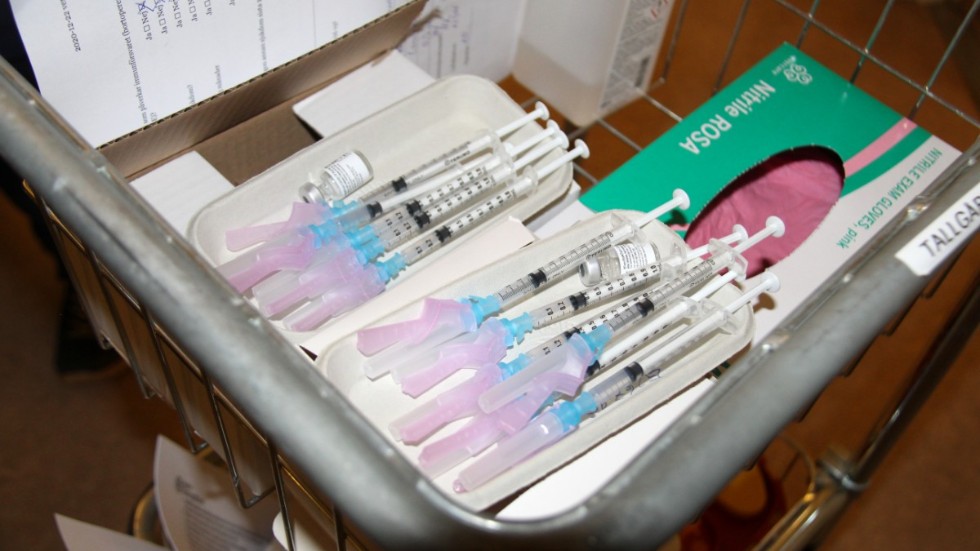 55 vaccindoser levererades till Kisa vårdcentral under tisdagskvällen för att under onsdagen transporteras till Bergdala äldreboende. Alla brukare på boendet kunde därmed erbjudas vaccinet.