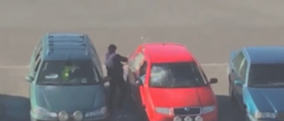 Video: Se när mannen går bärsärkagång på bilarna