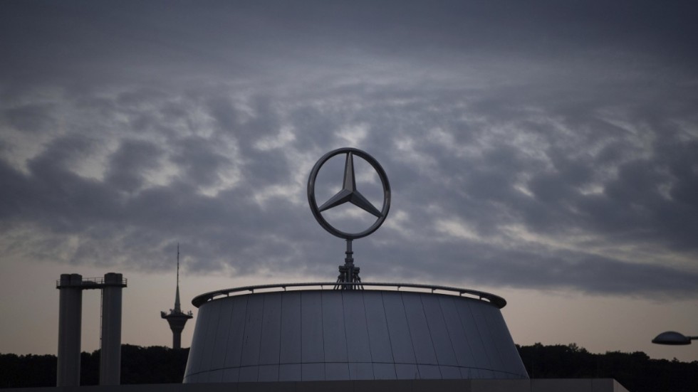 Daimler, som bland annat tillverkar Mercedes-Benz, vars huvudkontor ses här, erbjuder USA att betala över 19 miljarder kronor för dieselskandalen. Arkivbild.