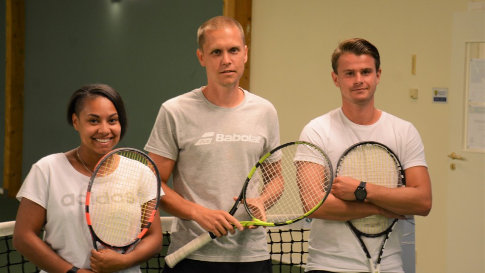 Ellen Larsson, till vänster, är Vimmerby Tennisklubbs nya  tränare. Hon och Johan Nilsson, i mitten, kommer att leda laget. Eric Lindström, till höger, flyttar till Kalmar för studier. 