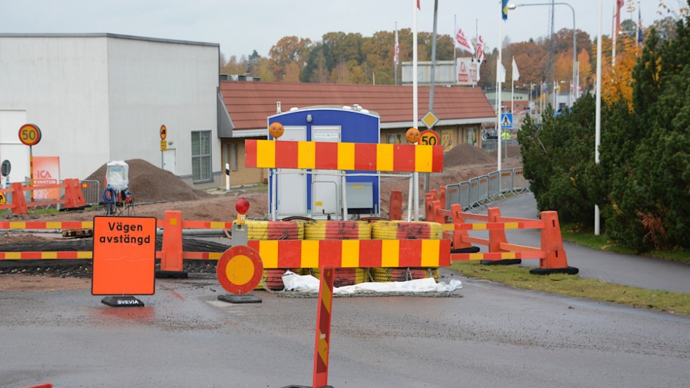 Lundgatan är helt blockerad från korsningen med Sveagatan fram till Vimmerbyallén. Däremelllan ligger huvudinfarten till Mr Burger.