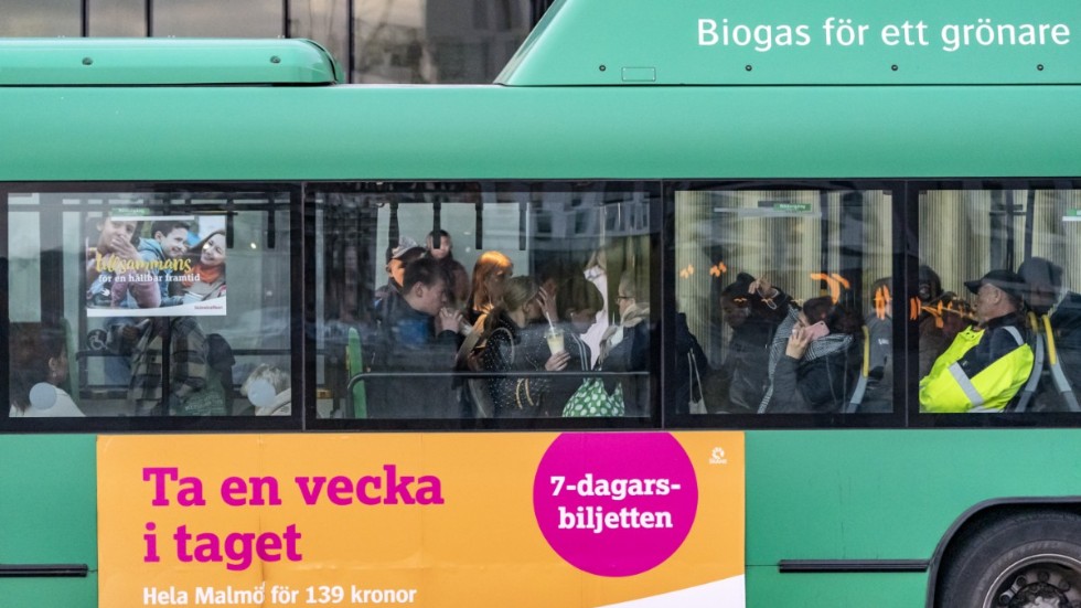 Människor i Region Skåne uppmanas att undvika resor i kollektivtrafiken. Arkivbild.