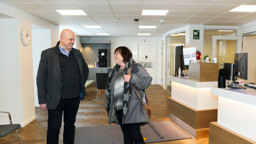 Johan Widerström välkomnar kunden Anna-Karin Klenell Hjerm, till det nyrenoverade kontoret i Österbymo.