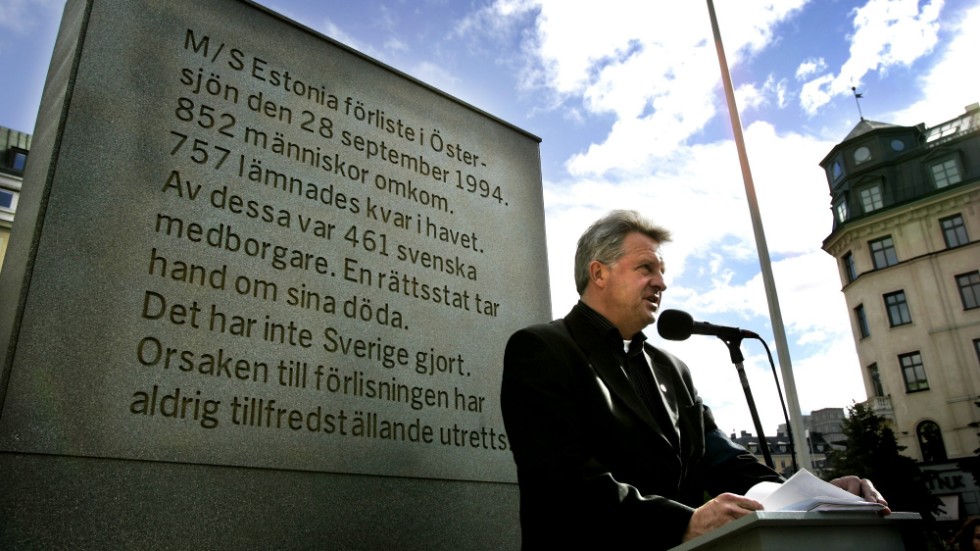 Lennart Berglund, ordförande vid stiftelsen Estoniaoffren och anhöriga (SEA), under en manifestation 2004 på tioårsdagen av Estonias förlisning. Arkivbild.