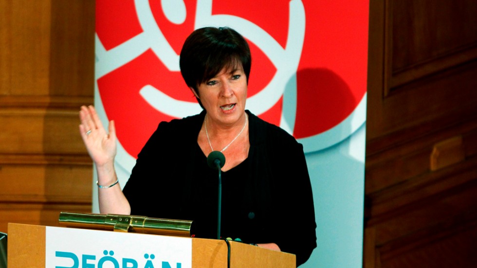 Mona Sahlin - här i sitt avskedstal som avgående partiledare december 2010 - och hennes berömda "aldrig-deklaration" förekommer i texten på dagens ledarsida. 
