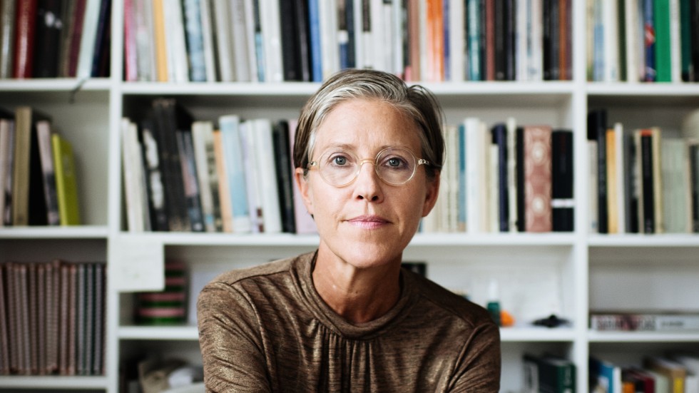 Johanna Ekström (född 1970) är poet och författare. I boken "Meningarna" skriver hon om sin mamma, den strokedrabbade författaren Margareta Ekström.